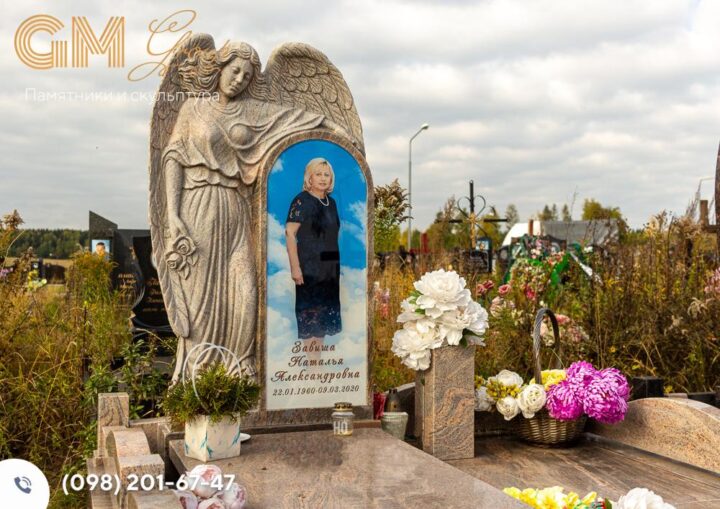 гранитный памятник женщине с ангелом и портретом в полный рост №8191