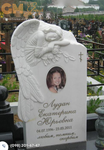Красивый памятник девушке из белого мрамора с барельефом ангела и цветным фото №7986