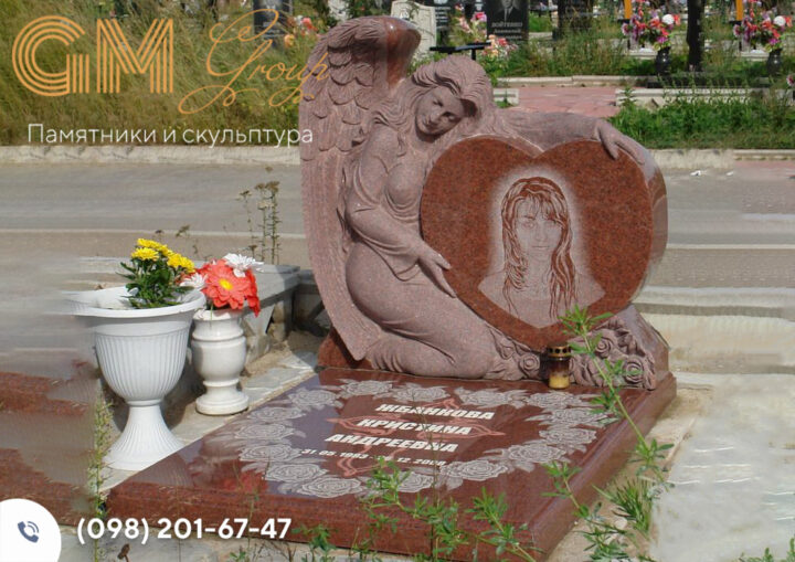 памятник женщине из красного гранита со скульптурой ангела №8193