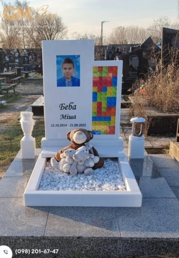 памятник ребенку из белого мрамора 