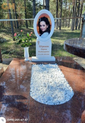 Красивий пам'ятник жінці з білого мармуру №9659