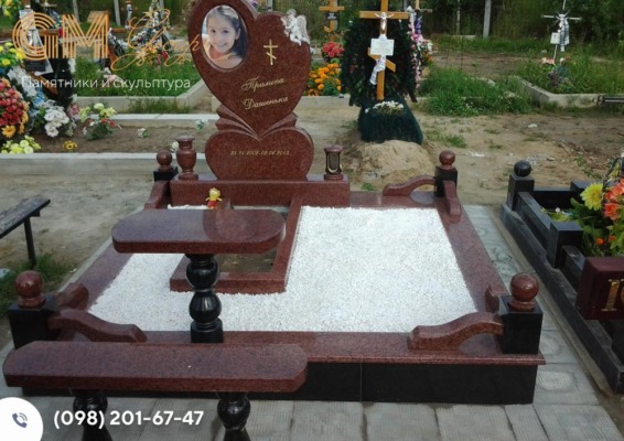 Надгробний пам'ятник дитині із червоного граніту у формі серця №9640