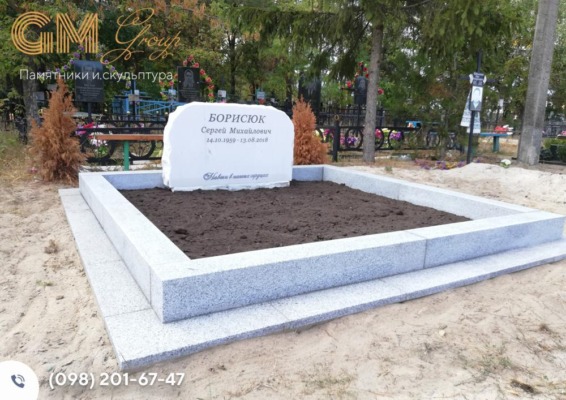 Одинарний пам'ятник чоловікові із білого мармуру №9704
