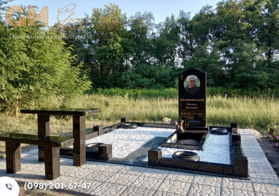 Необычный надгробный памятник мужчине из черного гранита №9617
