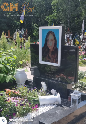 Необычный надгробный памятник женщине из черного гранита с цветным портретом №9674