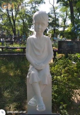 Сучасний пам'ятник дитині зі скульптурою з білого мармуру №9668