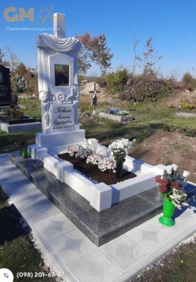 Красивый надгробный памятник женщине из белого мрамора с цветным портретом и крестом №9661