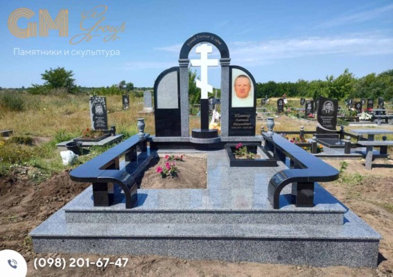 Сучасний надгробний пам'ятник чоловікові із чорного та сірого граніту з мармуровим хрестом №9663