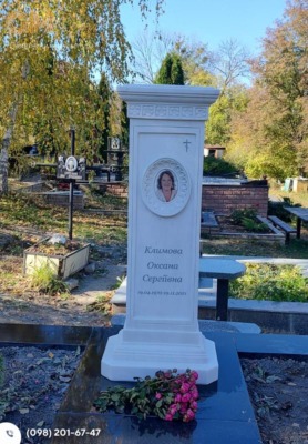 Красивый памятник женщине из белого мрамора с цветным портретом №9622