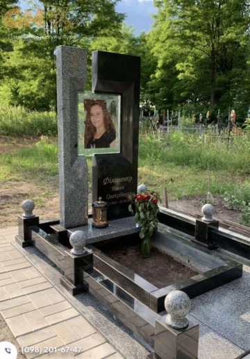 Надгробный памятник женщине из черного и серого гранита с портретом в стекле №9709