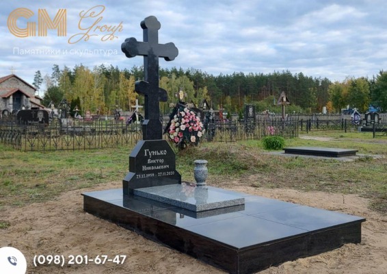 Необычный надгробный памятник мужчине из черного гранита в виде креста №9665