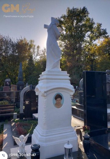 Красивий елітний пам'ятник жінці з білого мармуру зі скульптурою та хрестом №9618