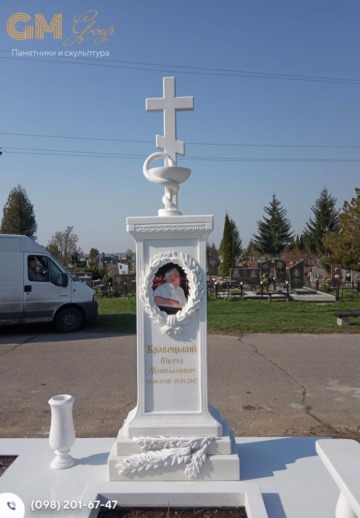 Елітний пам'ятник чоловікові із білого мармуру з хрестом №9705