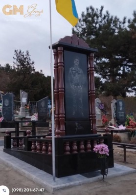 гранитный памятник военному ВСУ с колонами и портретом в полный рост №9678