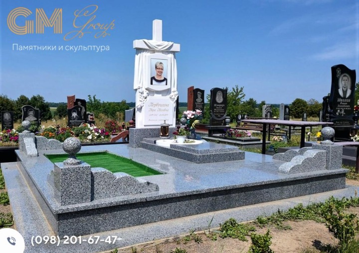 Надгробный памятник женщине из белого мрамора и серого гранита с крестом №9681