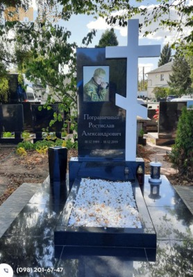 Надгробний пам'ятник воїну АТО із чорного та білого граніту з хрестом №9616