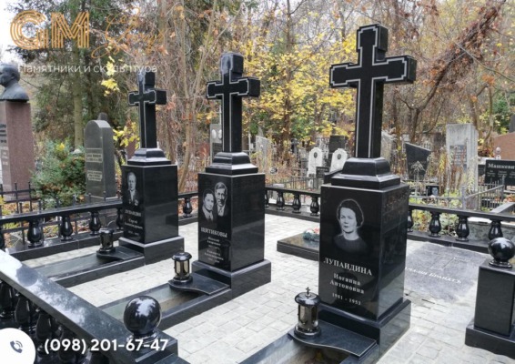 сімейний меморіал у вигляді хрестів з чорного граніту №9711