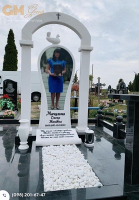 Современный надгробный памятник из белого мрамора женщине с портретом в полный рост №9637