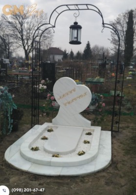 Красивий пам'ятник дитині з білого мармуру у формі серця №9691