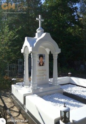 Красивий пам'ятник жінці з білого мармуру у вигляді каплиці №9636