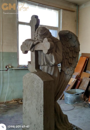 Одинарный памятник мужчине из гранита со скульптурой ангела и крестом №9699