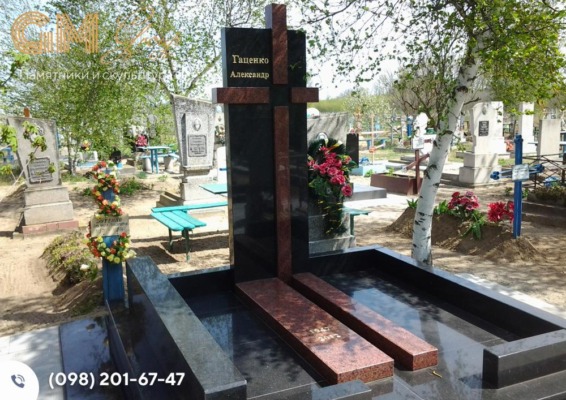 Надгробний пам'ятник чоловікові із чорного та червоного граніту з хрестом №9646