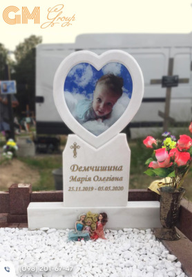 памятник ребенку из белого мрамора и красного гранита с цветным портретом в форме сердца №9657