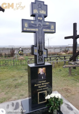 Оригинальный памятник мужчине из черного гранита в форме креста №9631