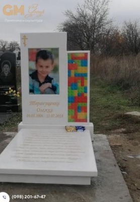 Сучасний пам'ятник дитині з білого мармуру з кольоровим портретом у формі 