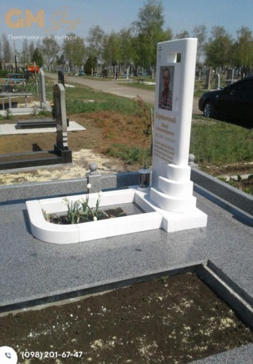 Красивый надгробный памятник мужчине из белого мрамора с цветным портретом №9629
