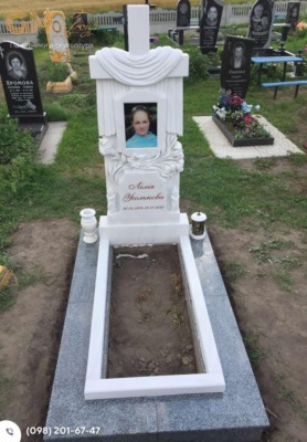 Надгробный памятник женщине из белого мрамора в виде креста с полотенцем №9628