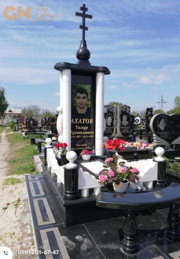 Элитный надгробный памятник мужчине из черного гранита и белого мрамора с колоннами, крестом и цветным портретом №9586