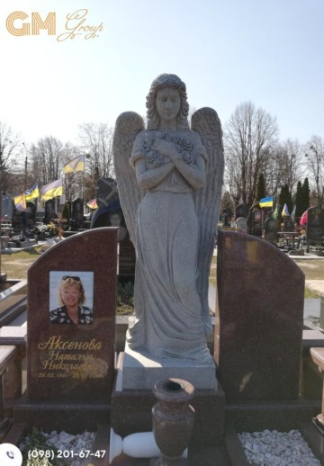 Надгробный памятник женщине из красного гранита и белого мрамора в форме скульптуры ангела №9587
