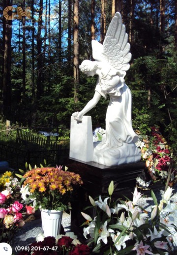 Красивий пам'ятник з білого мармуру у формі скульптури янгола №9592