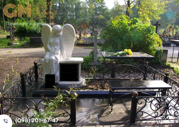 Надгробний пам'ятник із білого мармуру у формі скульптури янгола №9596