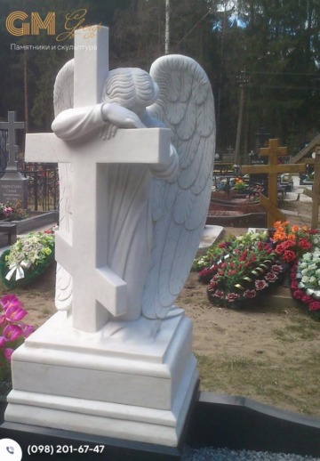 Елітний пам'ятник із білого мармуру у формі скульптури янгола з хрестом №9600