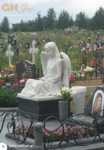 Современный памятник женщине из белого мрамора в виде скульптуры ангела №9603