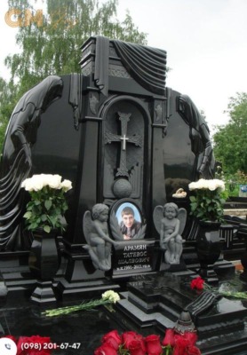 Красивий меморіал чоловікові із чорного граніту з хрестом, янголами та кольоровим портретом №9606