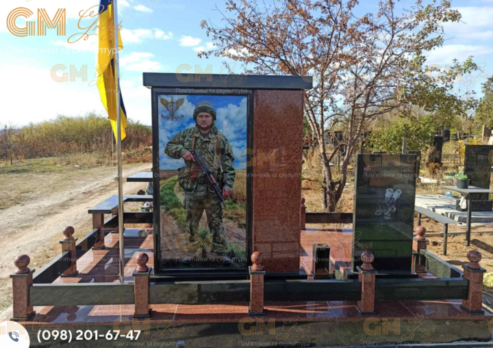 мемориальный комплекс военному из красного гранита №1027
