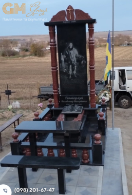 Гранитный памятник военному ВСУ с колонами и портретом в полный рост №9678