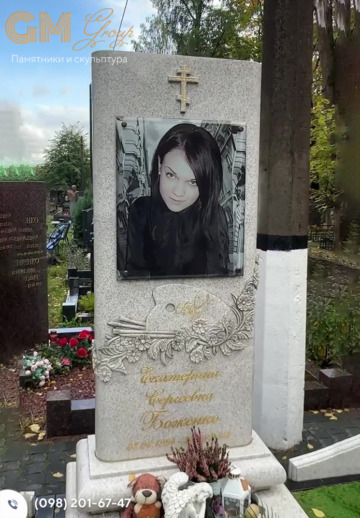 Одинарний пам'ятник жінці із білого граніту та портретом у склі №11107
