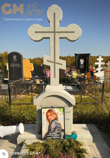 Класичний пам'ятник жінці з білого граніту у вигляді хреста №11115