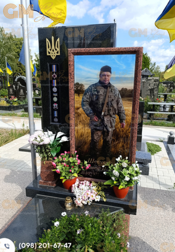 гранитный памятник военному ВСУ с цветным портретом №11543
