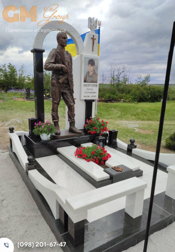 мармуровий пам'ятник зі скульптурою воїна №1615