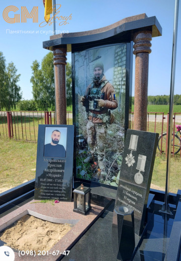 гранітний пам'ятник воину ЗСУ з колонами та аркою №11656