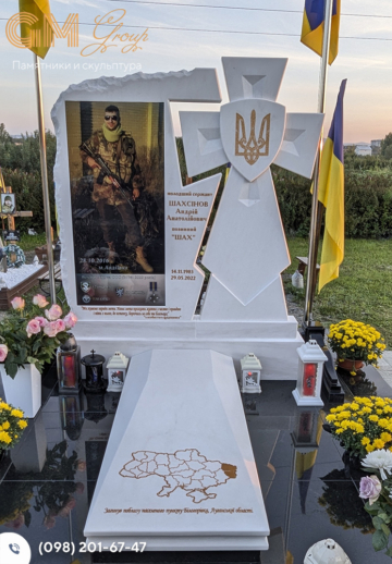 мармуровий пам'ятник воїну ЗСУ в формі хреста та кольоровим портретом №11809