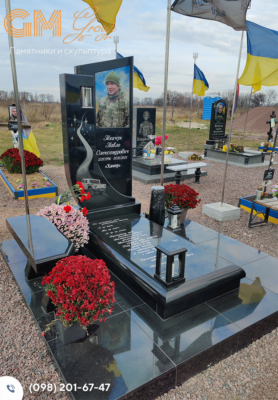 пам'ятник воїну ЗСУ з чорного граніту та кольоровим портретом №11861