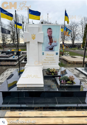 мармуровий пам'ятник військовому з козацьким хрестом №1025
