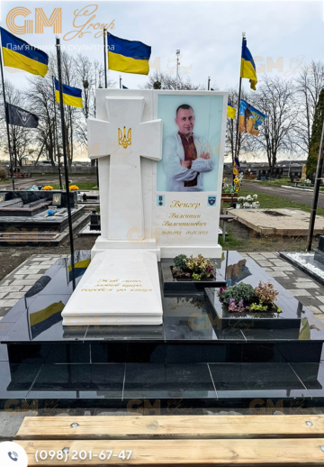 мраморный памятник военному с крестом №1025