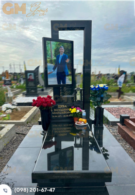 сучасний пам'ятник чоловікові з чорного граніту, кольоровий портрет №1024